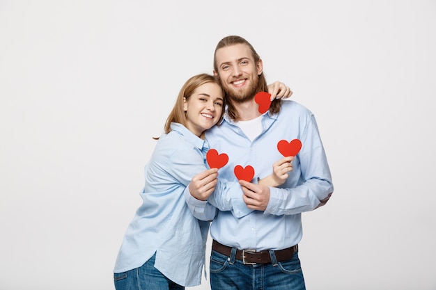 Pareja de enamorados con corazones de papel rojo