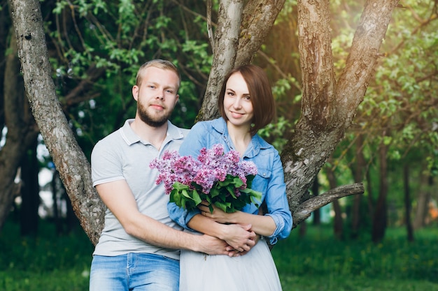 Pareja de enamorados descansa en el huerto de manzanas de verano