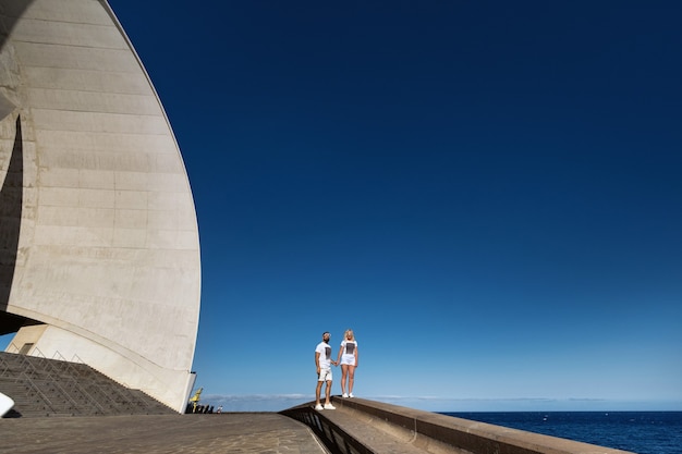 Foto pareja de enamorados en un día soleado en santa cruz, tenerife, españa