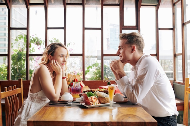 Pareja de enamorados disfrutando de la cena