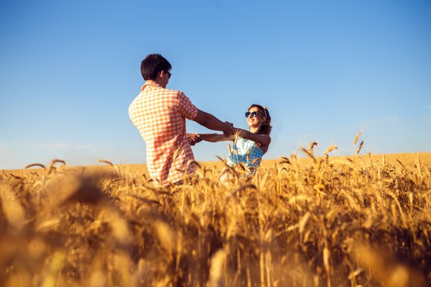 Pareja de enamorados disfrutando de momentos tiernos durante el atardecer. Concepto emocional de relación con novios de viaje y novias relajándose juntos