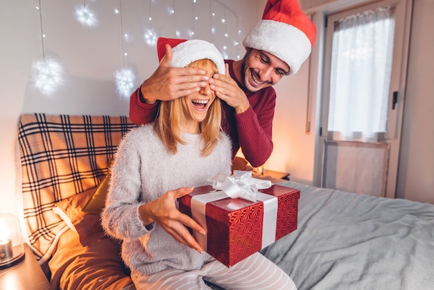 Pareja de enamorados divirtiéndose en el día de Navidad