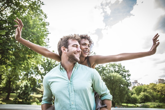 Foto pareja de enamorados divirtiéndose