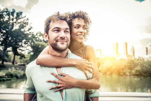 Pareja de enamorados divirtiéndose