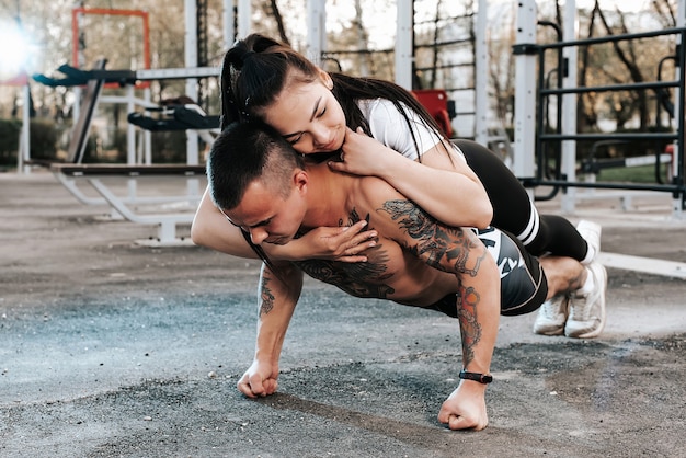 Pareja de enamorados entrenando juntos