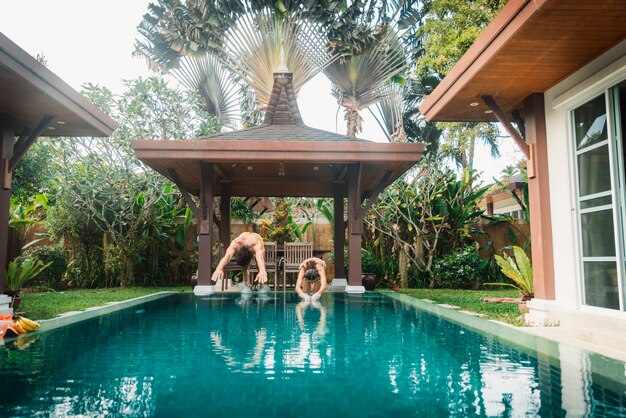 Pareja de enamorados en una hermosa villa con piscina.