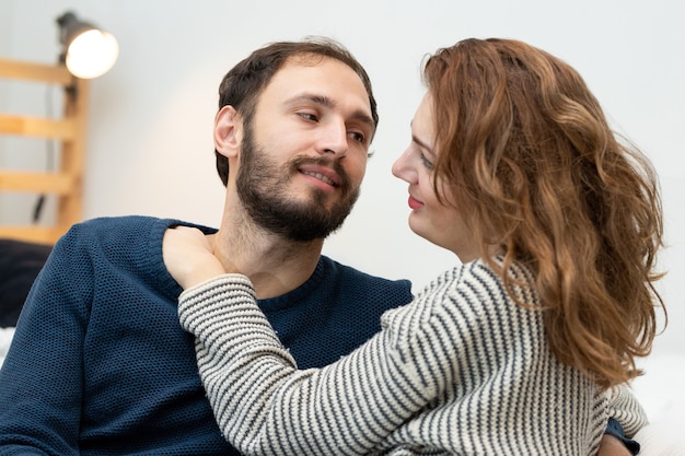 Pareja de enamorados hombre con mujer feliz juntos amor feliz casual gente