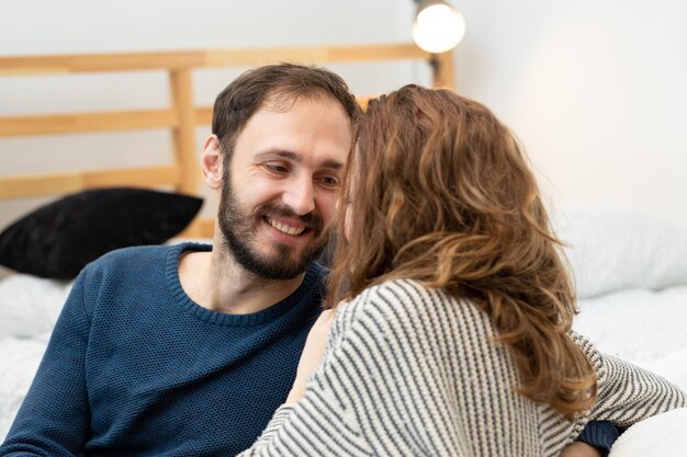 Pareja de enamorados hombre con mujer feliz juntos amor feliz casual gente