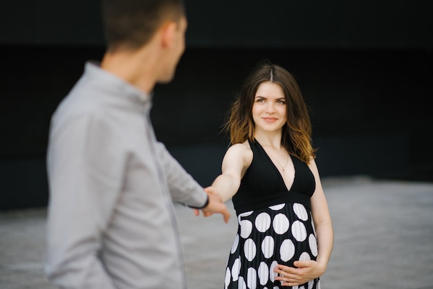 Pareja de enamorados y una joven familia esperando un hijo. Alegría de la maternidad