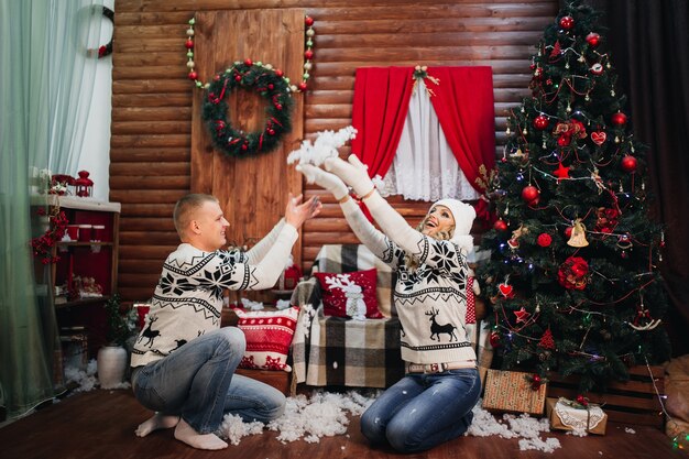 Pareja de enamorados lanza nieve artificial