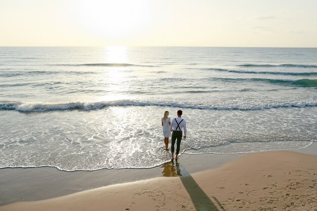 pareja de enamorados en el mar