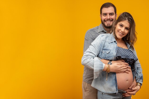 Pareja de enamorados, mujer embarazada.