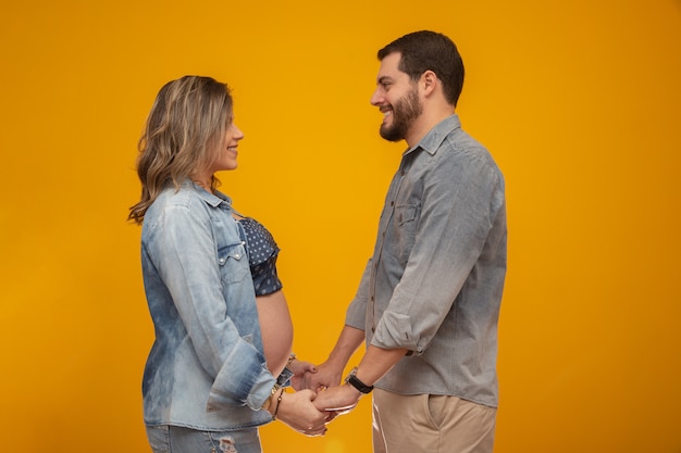 Pareja de enamorados, mujer embarazada.