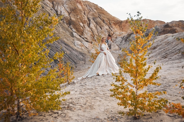 pareja de enamorados en un paisaje fabuloso, boda en la naturaleza, amor beso y abrazo