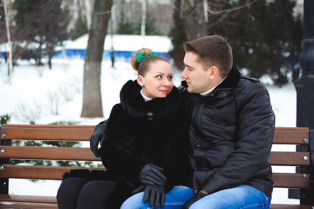 Pareja de enamorados en el parque de invierno.