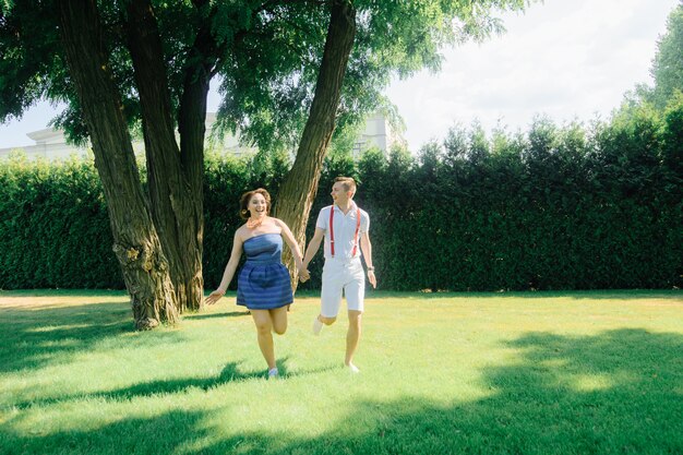 Pareja de enamorados en el parque