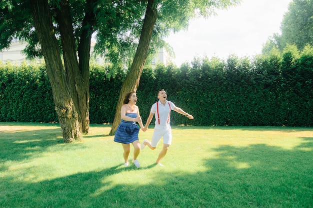 Pareja de enamorados en el parque