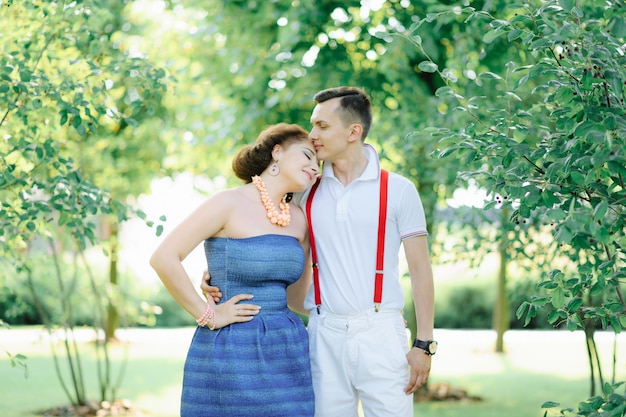 Pareja de enamorados en el parque