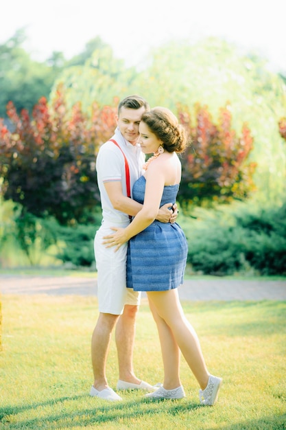 Pareja de enamorados en el parque