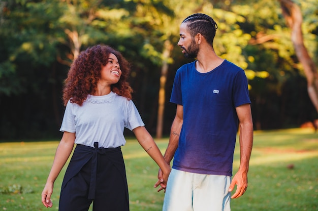 Pareja de enamorados en el parque