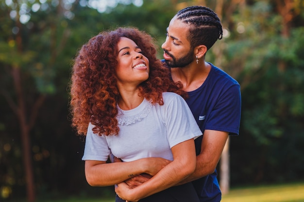 Pareja de enamorados en el parque