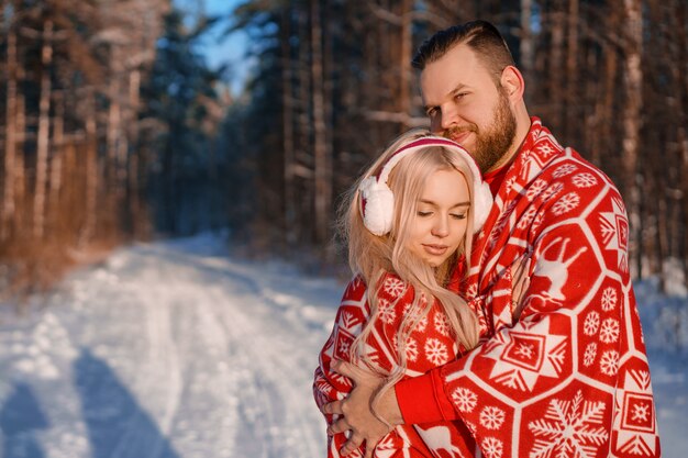 Pareja de enamorados paseando en invierno, una relación romántica entre un hombre y una mujer