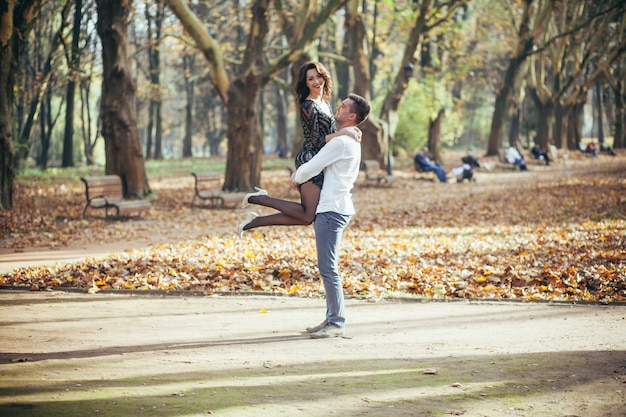 Pareja de enamorados en un paseo por el parque