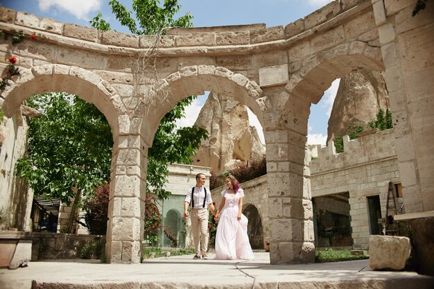 Pareja de enamorados paseos y abrazos en hermosas calles de la ciudad antigua en verano. Pareja de novios esperando la ceremonia de la boda