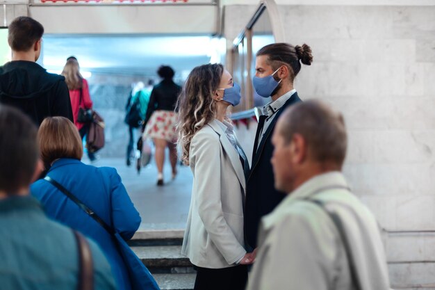 Pareja de enamorados de pie en un túnel del metro. estilo de vida urbano.