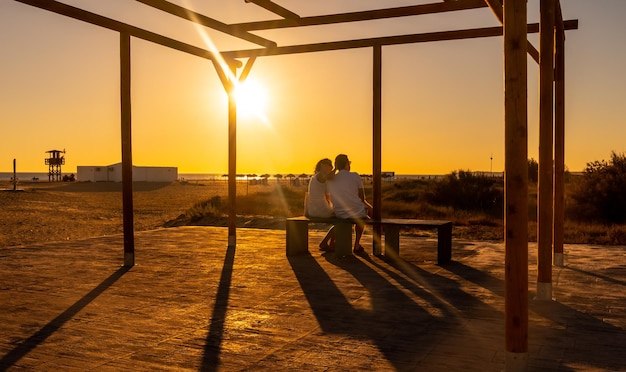 Una pareja de enamorados en la playa de los Bateles en Conil de la Frontera Cadiz