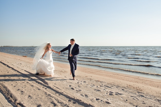 Pareja de enamorados en la playa el día de su boda