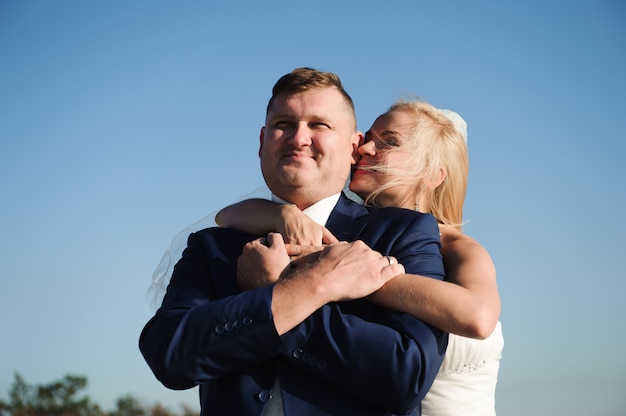 Pareja de enamorados en la playa el día de su boda