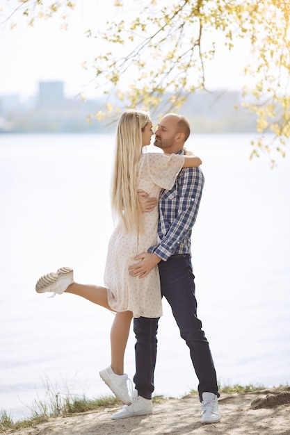 Pareja de enamorados en la playa de verano