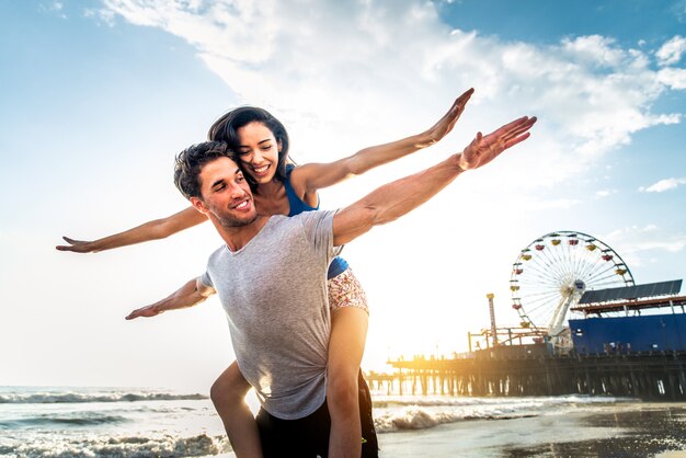 Pareja de enamorados en la playa