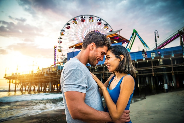 Pareja de enamorados en la playa