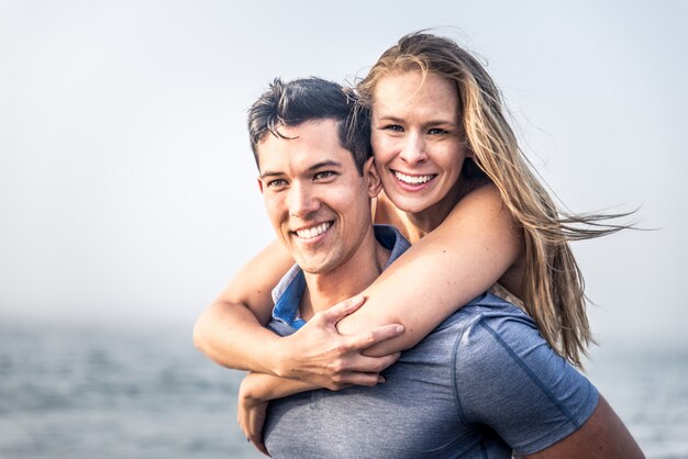 Pareja de enamorados en la playa