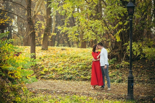 Pareja de enamorados en una primera cita en el parque