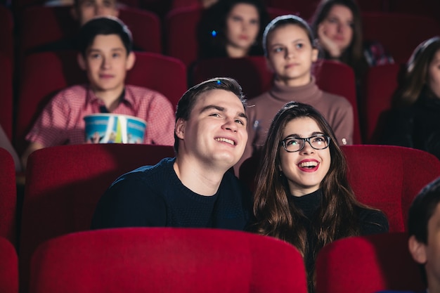 Una pareja de enamorados en una sala de cine