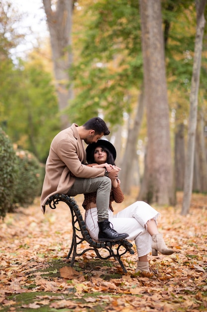 Pareja de enamorados sentados en un banco del parque