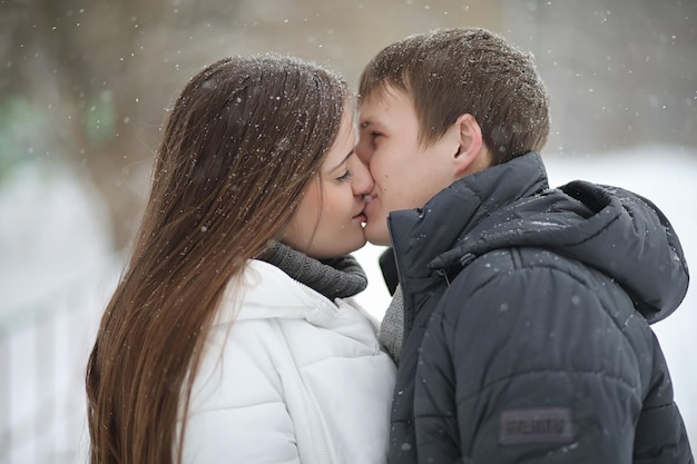 Pareja de enamorados en una tarde de invierno en una ventisca de nieve