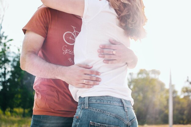 Foto pareja de enamorados se toman de las manos