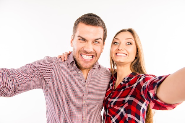 Pareja de enamorados tomando selfie comic