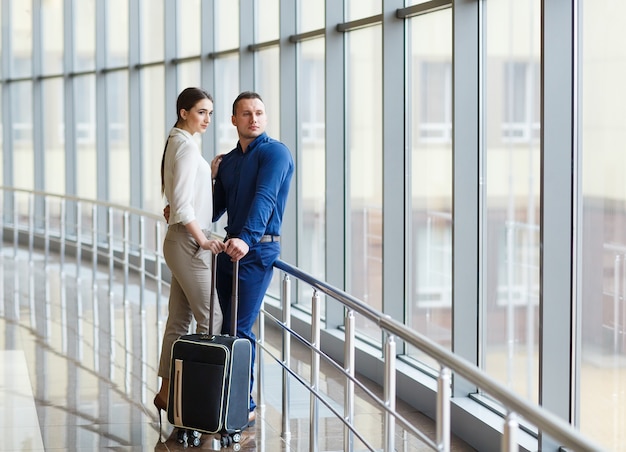 Pareja de enamorados de vacaciones. Pareja de pie en el aeropuerto.