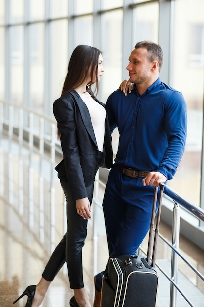 Pareja de enamorados de vacaciones. Pareja de pie en el aeropuerto.