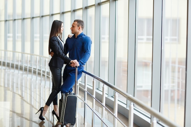 Pareja de enamorados de vacaciones. Pareja de pie en el aeropuerto.