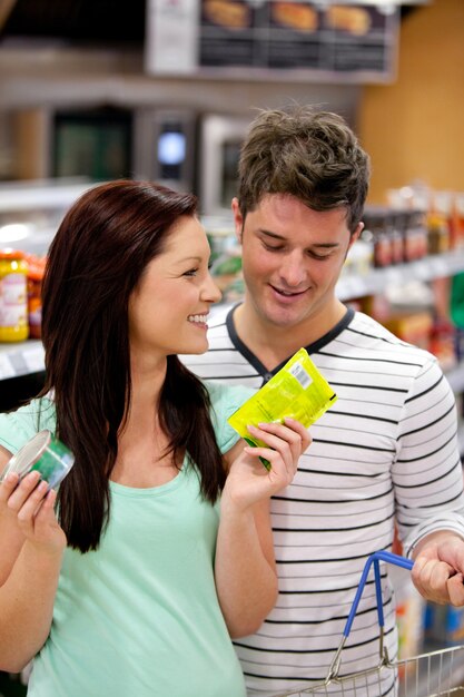 Pareja encantada comprando productos