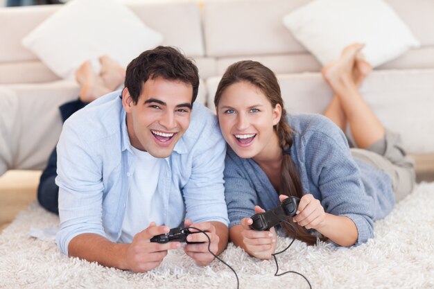 Pareja encantada jugando videojuegos