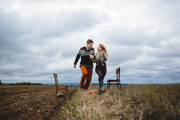 La pareja encantadora en el amor caminando por el campo