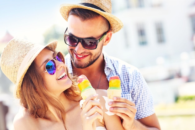 pareja encantadora comiendo helado en la ciudad