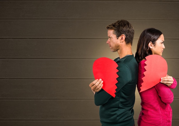 Foto pareja enojada con corazón roto